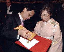(4)Koshiba, Tanaka receive Nobel prizes at awards ceremony